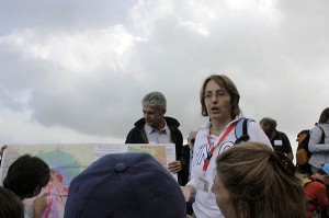 Un momento della visita al cono del Vesuvio FP (6)
